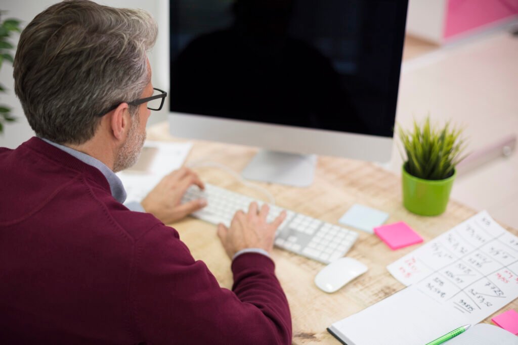 Hombre usando prompts de IA para marketing y ventas en su computadora