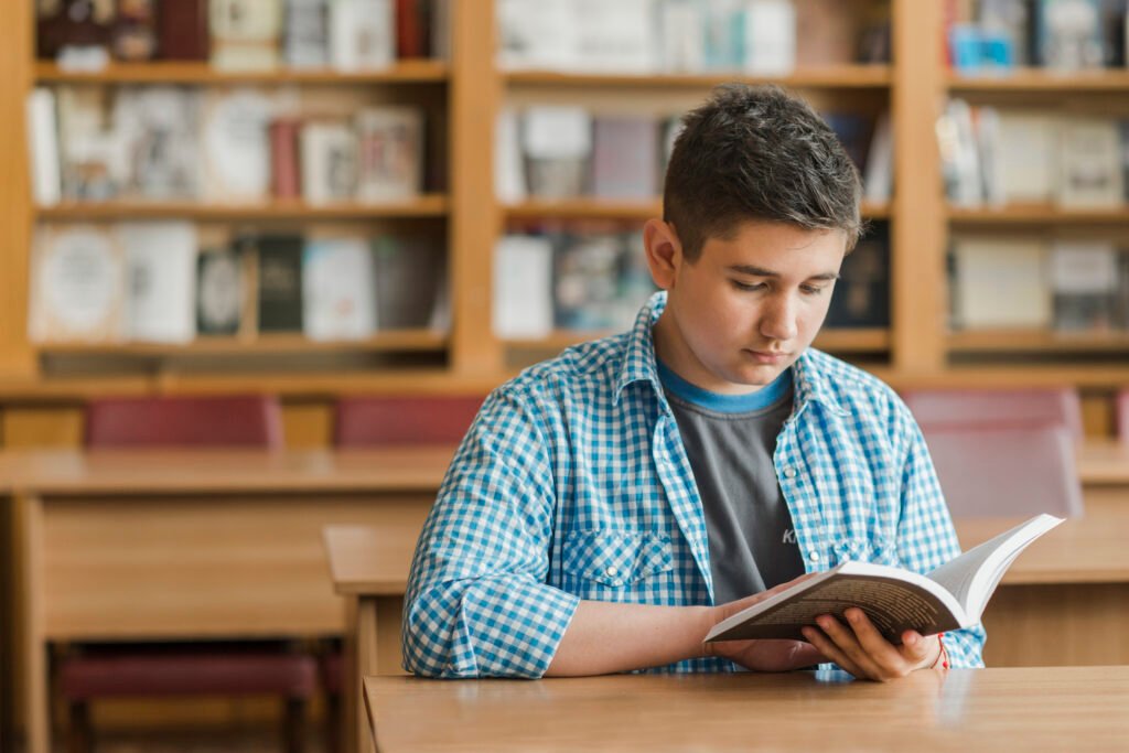 Estudiante leyendo un libro en el aula para fortalecer la comprensión lectora